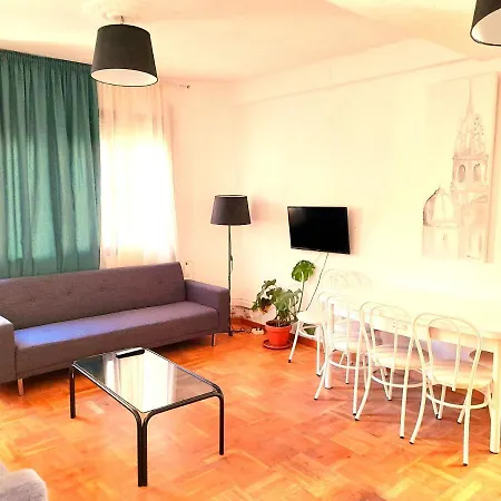 No Fiestas, 5 Solo Familias, Parejas O Trabajo Parking Publico Gratis A 300m